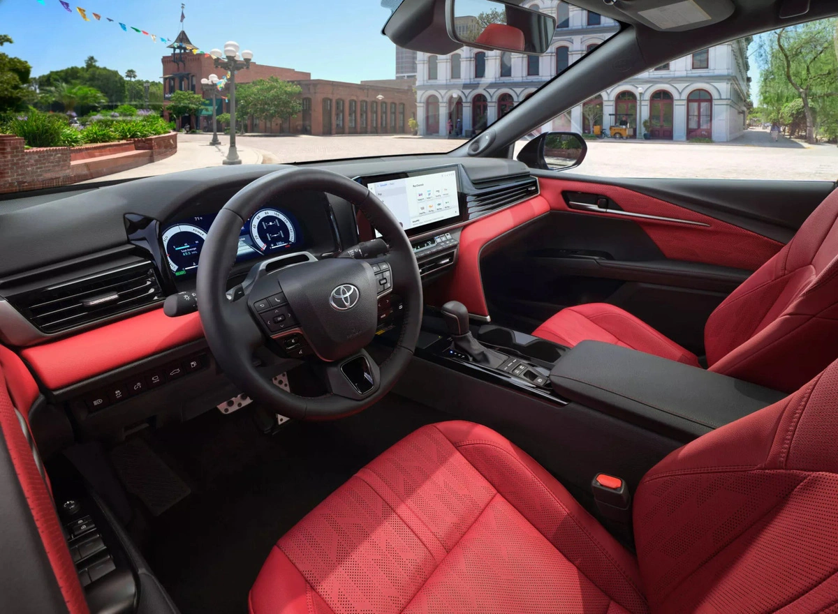 nội thật toyota camry 2024